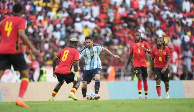 Messi xé lưới Angola.