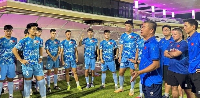 HLV Đinh Hồng Vinh khích lệ tinh thần của toàn đội.