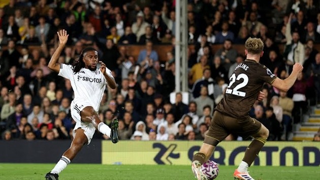 Alex Iwobi tỏa sáng ở Fulham.