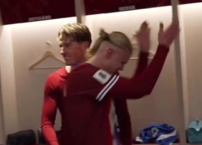 Haaland ăn mừng trong phòng thay đồ.