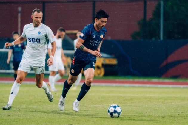 Văn Hậu đeo băng đội trưởng của CLB CAHN.