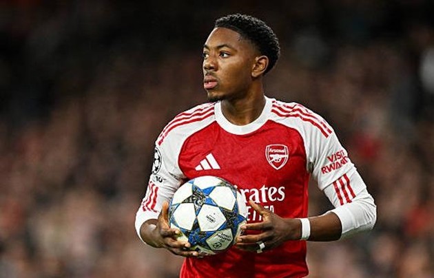 Myles Lewis-Skelly phải ngồi dự bị nhiều hơn ở mùa giải năm nay.