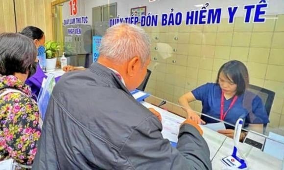 Người đang hưởng trợ cấp hưu trí xã hội hàng tháng theo quy định của pháp luật về BHXH.

