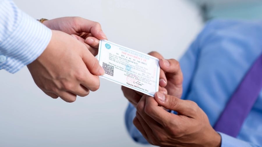 Đối với nhóm người lao động không đủ điều kiện hưởng lương hưu và chưa đủ tuổi hưởng trợ cấp hưu trí xã hội đang nhận trợ cấp hàng tháng theo quy định của pháp luật về BHXH, đây là những người đã hết tuổi lao động nhưng chưa đủ điều kiện hưởng các chế độ hưu trí.