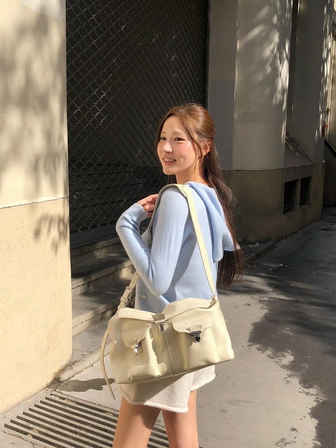 Khi kết hợp với áo len cổ cao hoặc áo len oversized, tóc buộc nửa giúp gương mặt trông thanh thoát