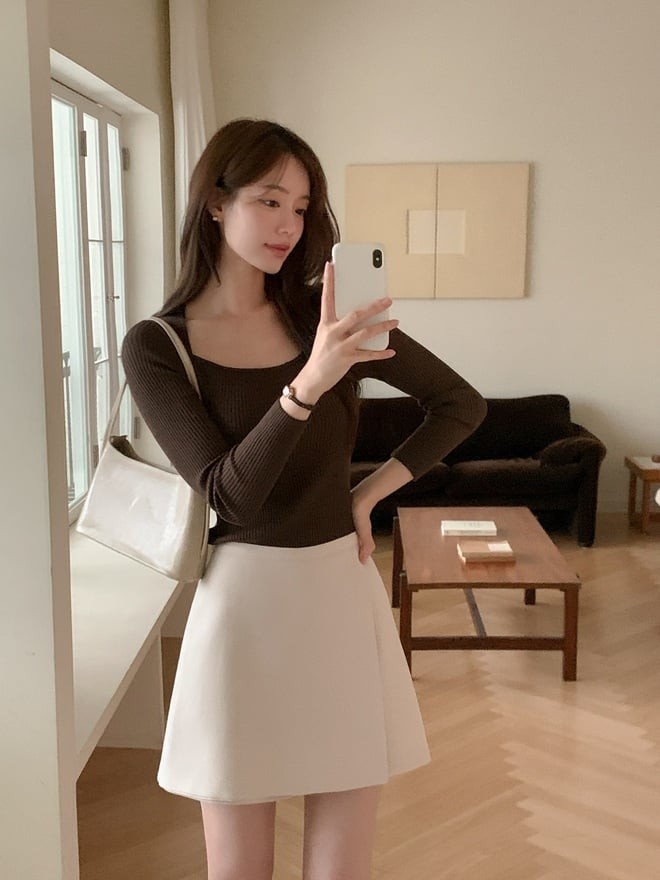 Khi kết hợp áo len màu trung tính với chân váy ngắn, bạn sẽ có diện mạo vừa nữ tính vừa tươi trẻ