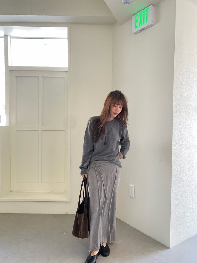 Chân váy voan hay lụa mềm rủ sẽ tôn lên nét nữ tính của áo len, nhất là khi bạn sơ vin nhẹ để tạo độ tự nhiên.