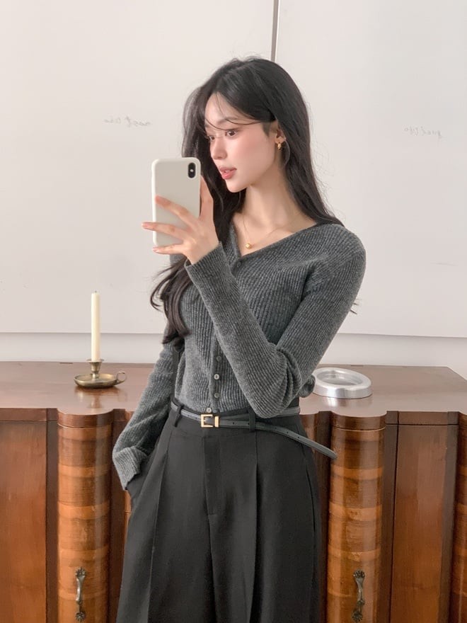 Áo len cổ tim hoặc cổ tròn màu xám nhạt khi đi cùng quần đen, nâu hoặc xám đậm sẽ giúp tổng thể hài hòa