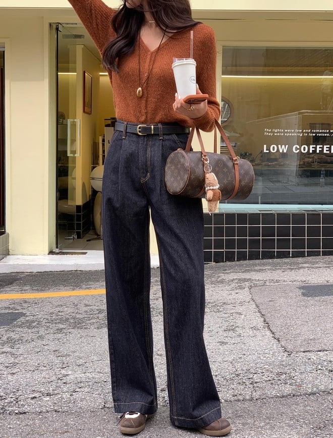 Áo len dáng rộng phối cùng quần jeans ống đứng hoặc ống rộng luôn mang lại sự trẻ trung, phóng khoáng.