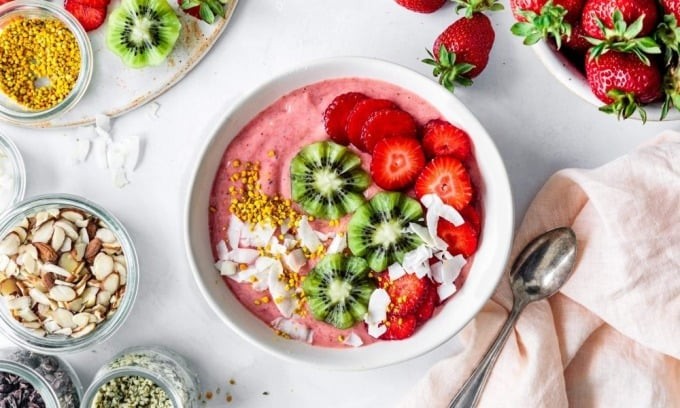 Bạn có thể bổ sung Vitamin C bằng cách dùng serum hoặc kem dưỡng vào buổi sáng trước bước chống nắng, đồng thời kết hợp ăn các loại thực phẩm giàu vitamin C 