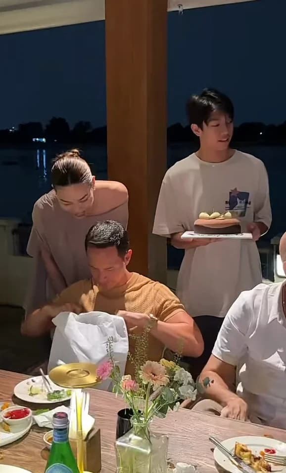  Hành động nhỏ nhưng ấm áp này khiến khán giả vô cùng xúc động trước tình cảm gắn bó của các thành viên trong gia đình.