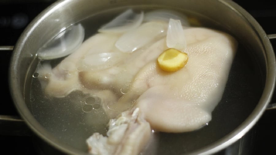 Khi luộc tai heo, bạn nên thêm một ít giấm hoặc nước cốt chanh.