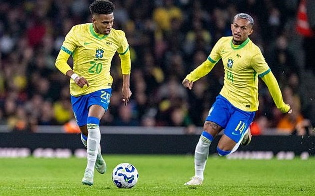Các cầu thủ Brazil thể hiện sự vượt trội so với đối thủ.