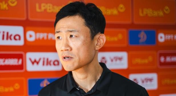 HLV Choi Won Kwon rời Thanh Hóa.