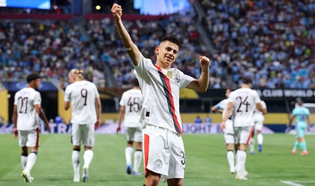 Claudio Echeverri trong màu áo Man City.