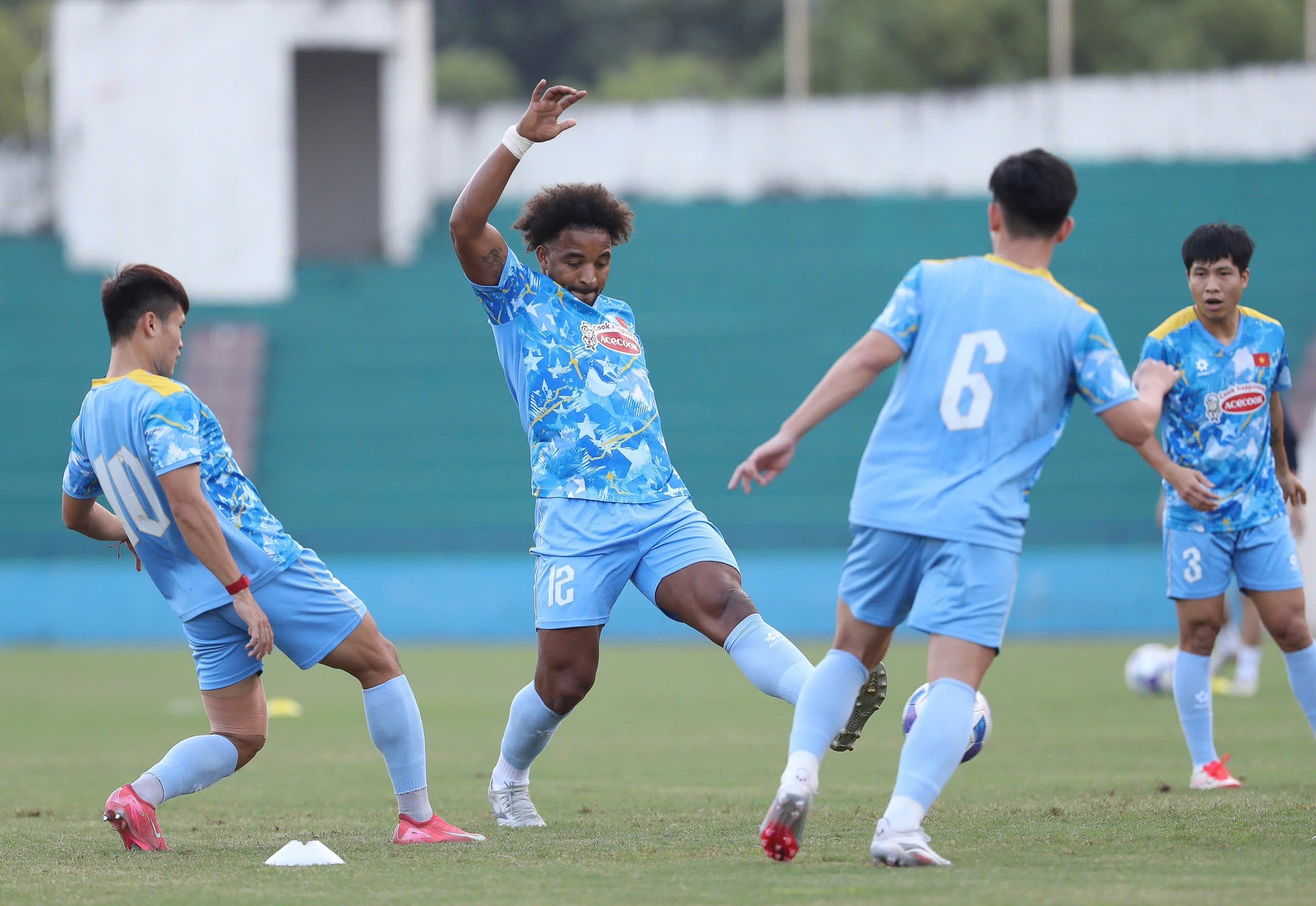 Tiền đạo Nguyễn Xuân Son đang tập luyện tích cực ở tuyển Việt Nam. Ảnh: VFF.