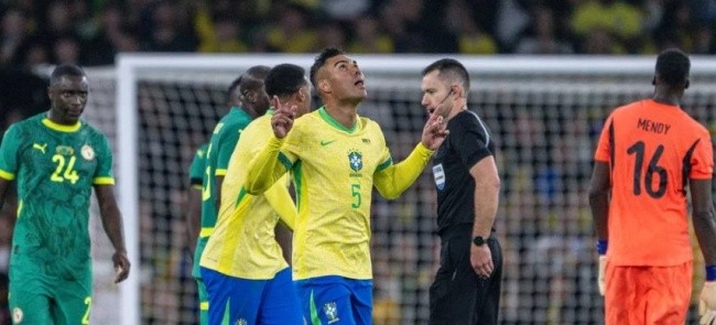 Casemiro trong màu áo Brazil.