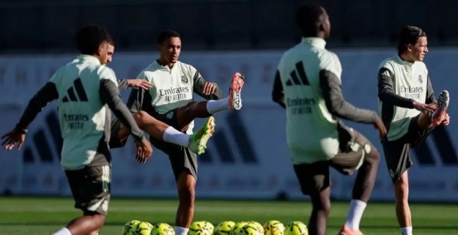 Các cầu thủ Real Madrid trên sân tập.