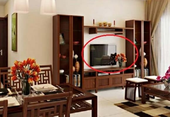 Tivi và các thiết bị điện tử phát ra âm thanh, hình ảnh sôi động, không phù hợp với không gian yên tĩnh, trang nghiêm của bàn thờ.