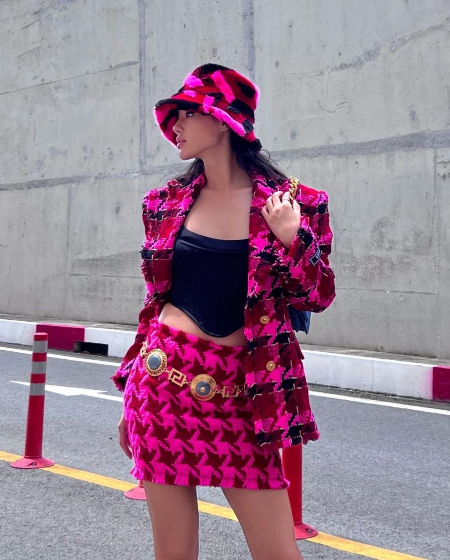 Để bộ trang phục không bị rối mắt, người mặc chỉ nên dùng tối đa hai kiểu caro trên cùng một outfit