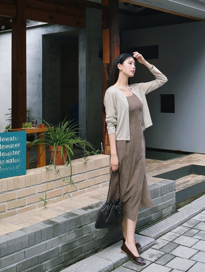 Những kiểu giày búp bê có phần mũi thuôn dài và thiết kế tối giản thường tạo hiệu ứng thị giác khiến đôi chân như được kéo dài ra.