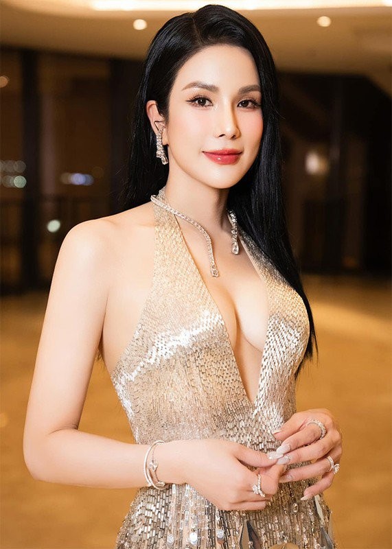 1744597834-diep-lam-anh-tu-tin-nhan-sac-thoai-mai-mac-ho-bao-width571height800