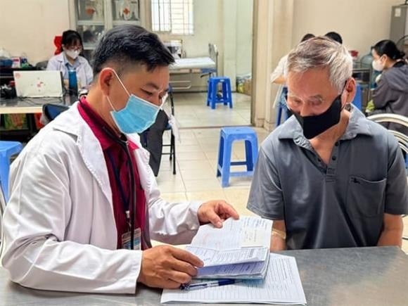 Bên cạnh khám định kỳ miễn phí, Chính phủ còn dự kiến triển khai đồng bộ nhiều chương trình khám sức khỏe khác: khám sức khỏe học đường cho học sinh – sinh viên, khám định kỳ cho người lao động, tầm soát bệnh nghề nghiệp, các hoạt động khám chữa bệnh qua bảo hiểm y tế… 