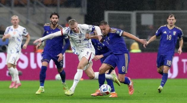 Haaland khiến hàng thủ Ý gặp rất nhiều khó khăn.