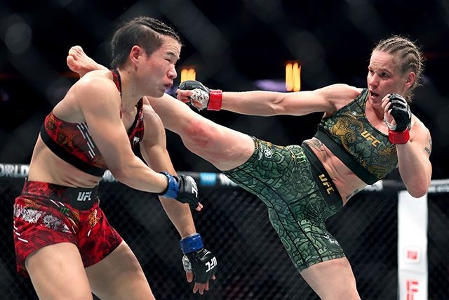 Valentina Shevchenko ăn mừng chiến thắng
