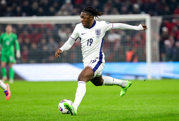 Eberechi Eze chơi tốt ở tuyển Anh trong vai trò chạy cánh trái.
