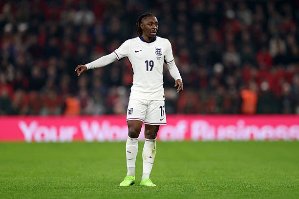 Việc thi đấu tốt ở cánh trái sẽ giúp Eze có thêm cơ hội ra sân trong màu áo tuyển Anh khi cuộc cạnh tranh vai trò số 10 tại Tam Sư hiện đang rất khốc liệt. 10 