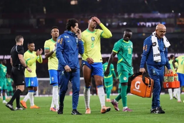Gabriel rời sân vì chấn thương trong trận đấu với Senegal.