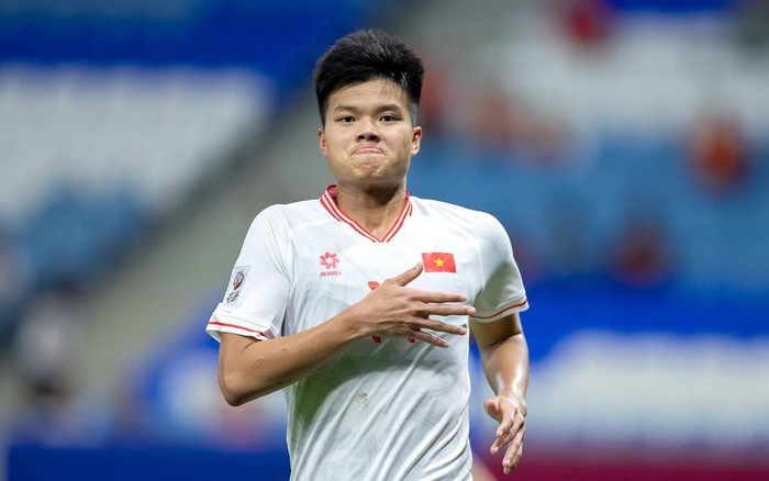 Văn Tùng ký hợp đồng dài hạn với Hà Nội. 