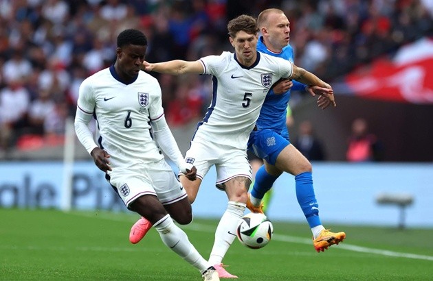 Stones sẽ cạnh tranh vị trí trung vệ