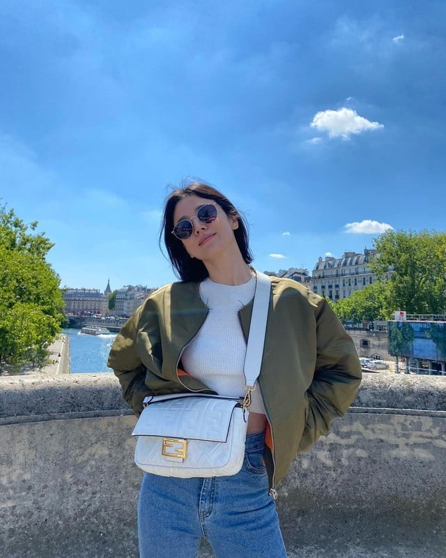 Nếu blazer gắn liền với vẻ thanh lịch thì bomber lại mang đến tinh thần trẻ trung và phóng khoáng hơn. 