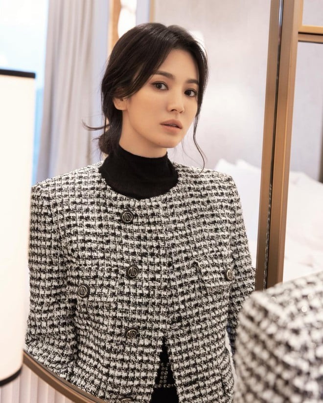 Chất liệu tweed có độ dày vừa phải, giữ ấm tốt nhưng không nặng nề, rất phù hợp cho cả công việc lẫn các buổi gặp gỡ trang trọng.