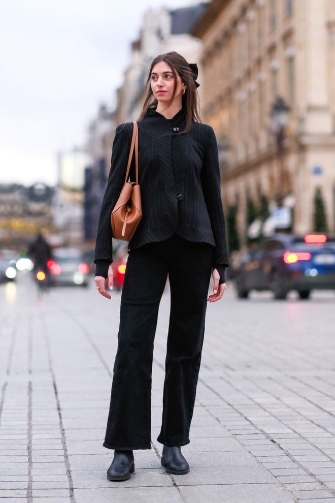 Khi phối cùng quần skinny jeans hoặc quần tây dáng ôm, đôi chân sẽ trở nên thon dài, cân đối hơn hẳn