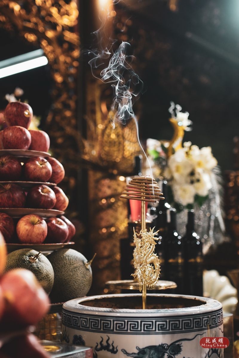 Nhìn hương cháy trên ban thờ, người xưa linh cảm về tài lộc