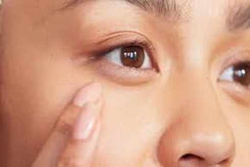 Là loại trái cây chiếm phần lớn là nước, dưa hấu giúp cơ thể duy trì độ ẩm lý tưởng, giảm tình trạng quầng mắt thâm do mất nước