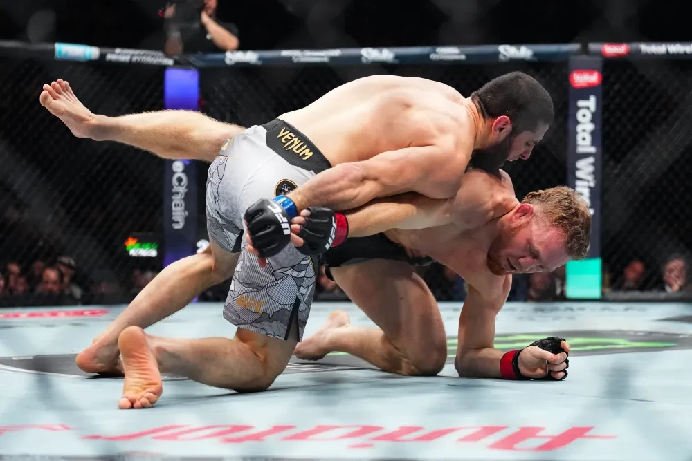 Islam Makhachev hoàn toàn kiểm soát Jack Della Maddalena trên mặt đất.