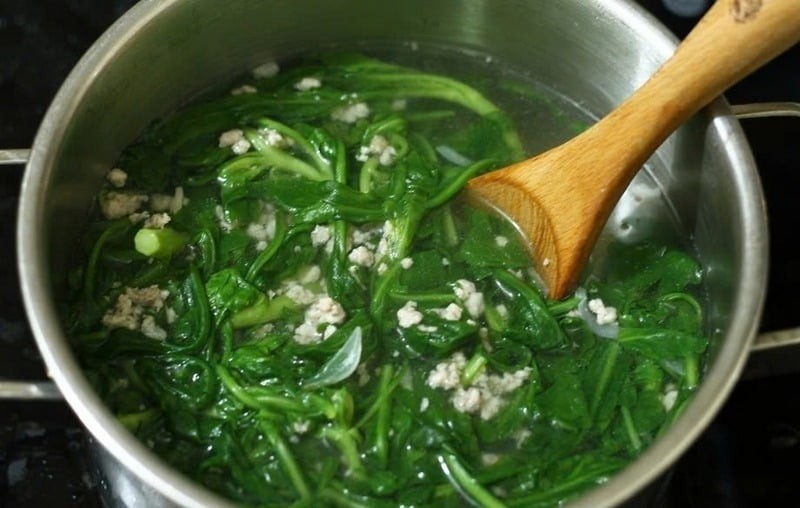 Hàm lượng sắt trong rau cải cúc giúp tăng cường sản sinh hồng cầu. Ảnh minh họa