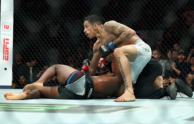 Carlos Prates ăn mừng chiến thắng tại UFC 322.