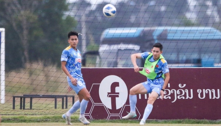 Hai Long (cầu thủ bên phải) nỗ lực tập luyện.