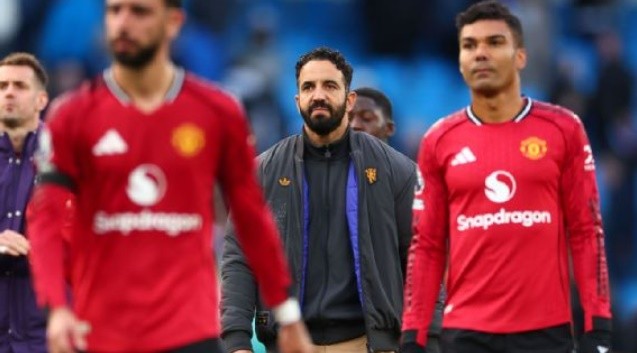 Manchester United đang tìm cách nâng cấp hàng tiền vệ.