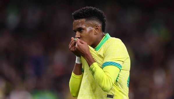 Estevao từng bị HLV Ancelotti mắng trên sân tập.