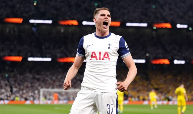 Van de Ven đóng góp ở cả mặt trận phòng ngự lẫn tấn công cho Tottenham.