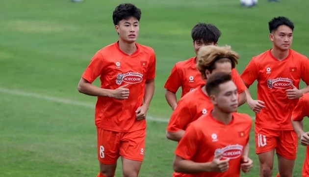 Nguyễn Văn Trường (số 8) dính chấn thương nặng trong trận thua Hàn Quốc.