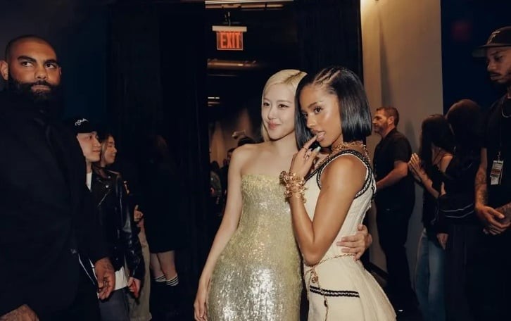 Mái tóc vàng tro buông xõa tự nhiên và lớp trang điểm trong veo khiến hình ảnh của Rosé vừa dịu dàng vừa cuốn hút