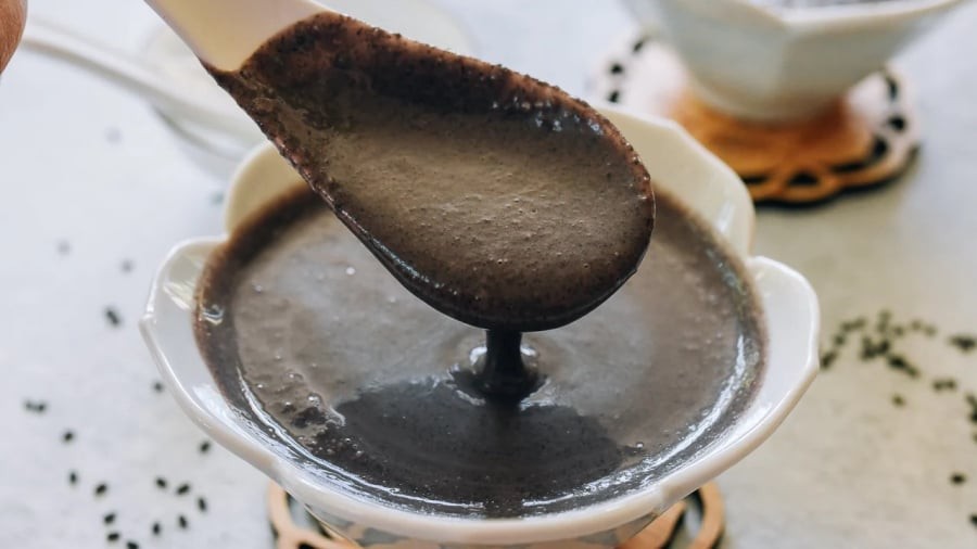 Chí mà phù là món chè nấu từ mè đen của người Hoa.