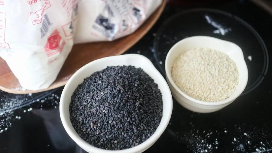 Mè đen và mè trắng cần được rửa sạch, để ráo nước trước khi rang.